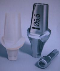 Metal- and metal free implant abutment